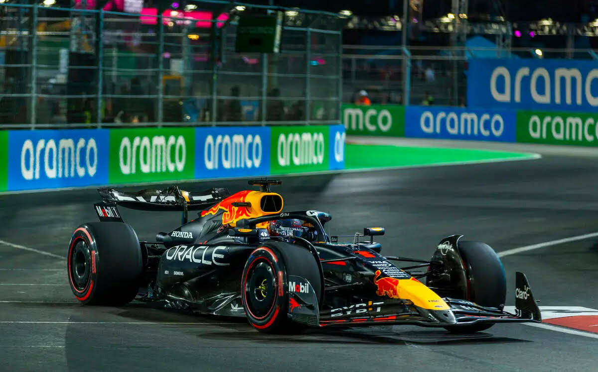 El piloto de Red Bull, Max Verstappen, toma una curva cerca de la Sphere durante la primera ses ...