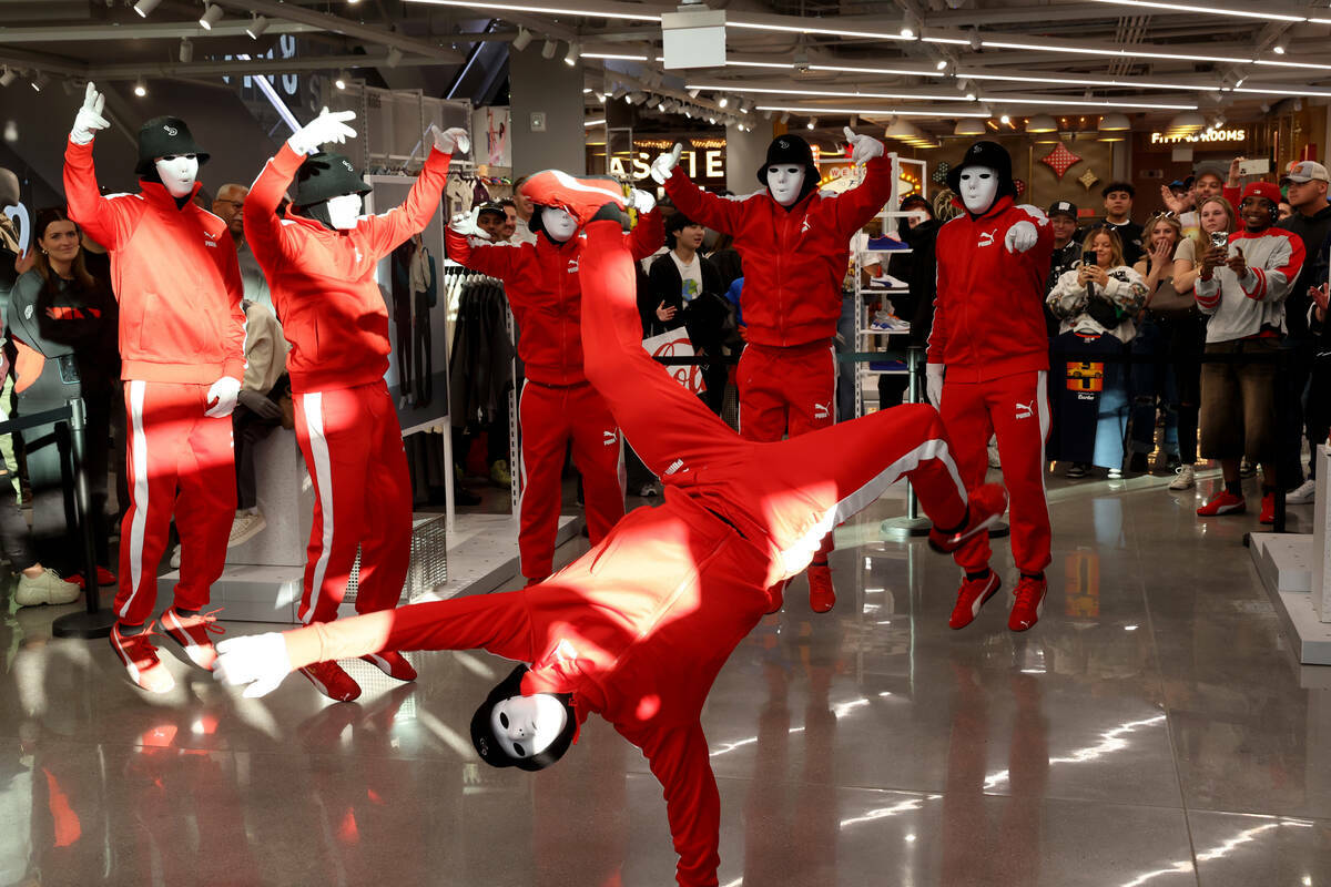 Jabbawockeez actúa durante la gran inauguración de PUMA en el Strip de Las Vegas, el jueves 2 ...