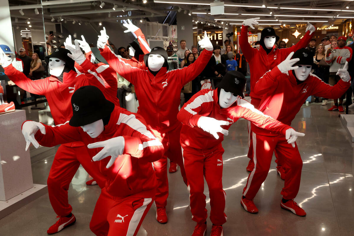 Jabbawockeez actúa durante la gran inauguración de PUMA en el Strip de Las Vegas, el jueves 2 ...