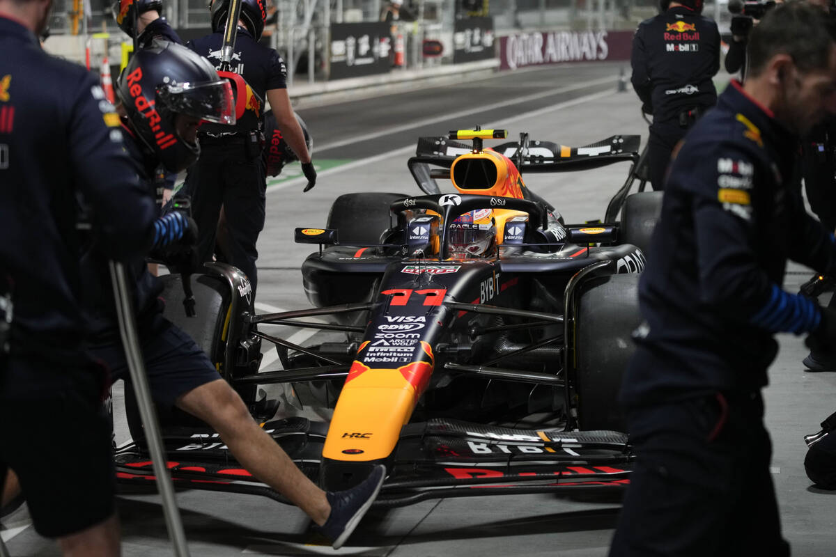 El piloto mexicano de Red Bull, Sergio Pérez, entra a boxes durante la última sesión de prá ...