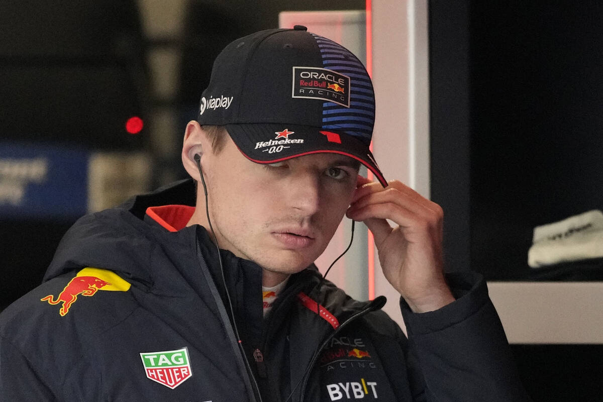 El piloto de Países Bajos de Red Bull, Max Verstappen, espera en el garaje antes de la última ...