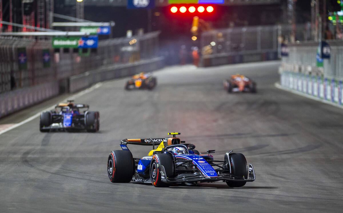 El piloto argentino de Williams, Franco Colapinto, toma la primera curva durante la tercera ron ...