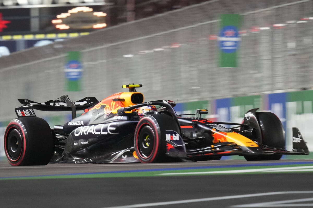 El piloto mexicano de Red Bull, Sergio Pérez, durante las clasificaciones para el Gran Premio ...