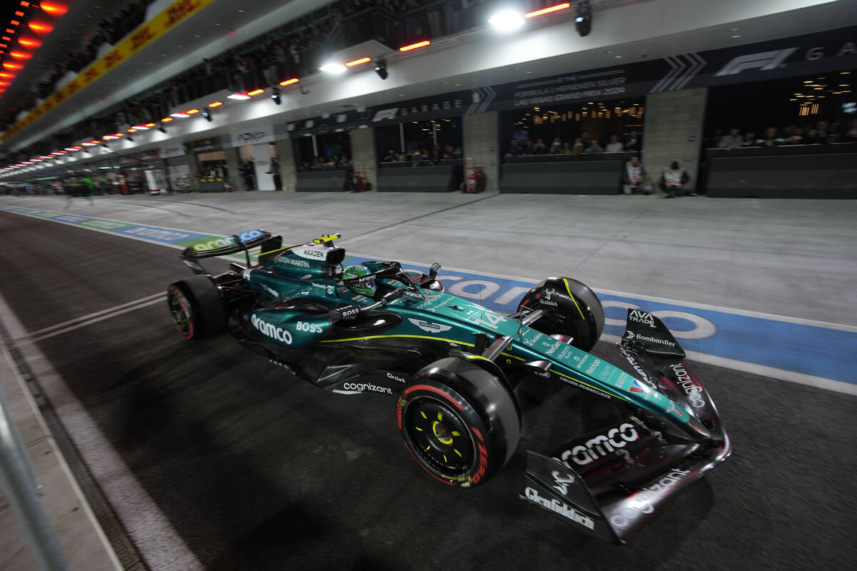 El piloto español de Aston Martin, Fernando Alonso, sale de boxes durante la sesión de clasif ...