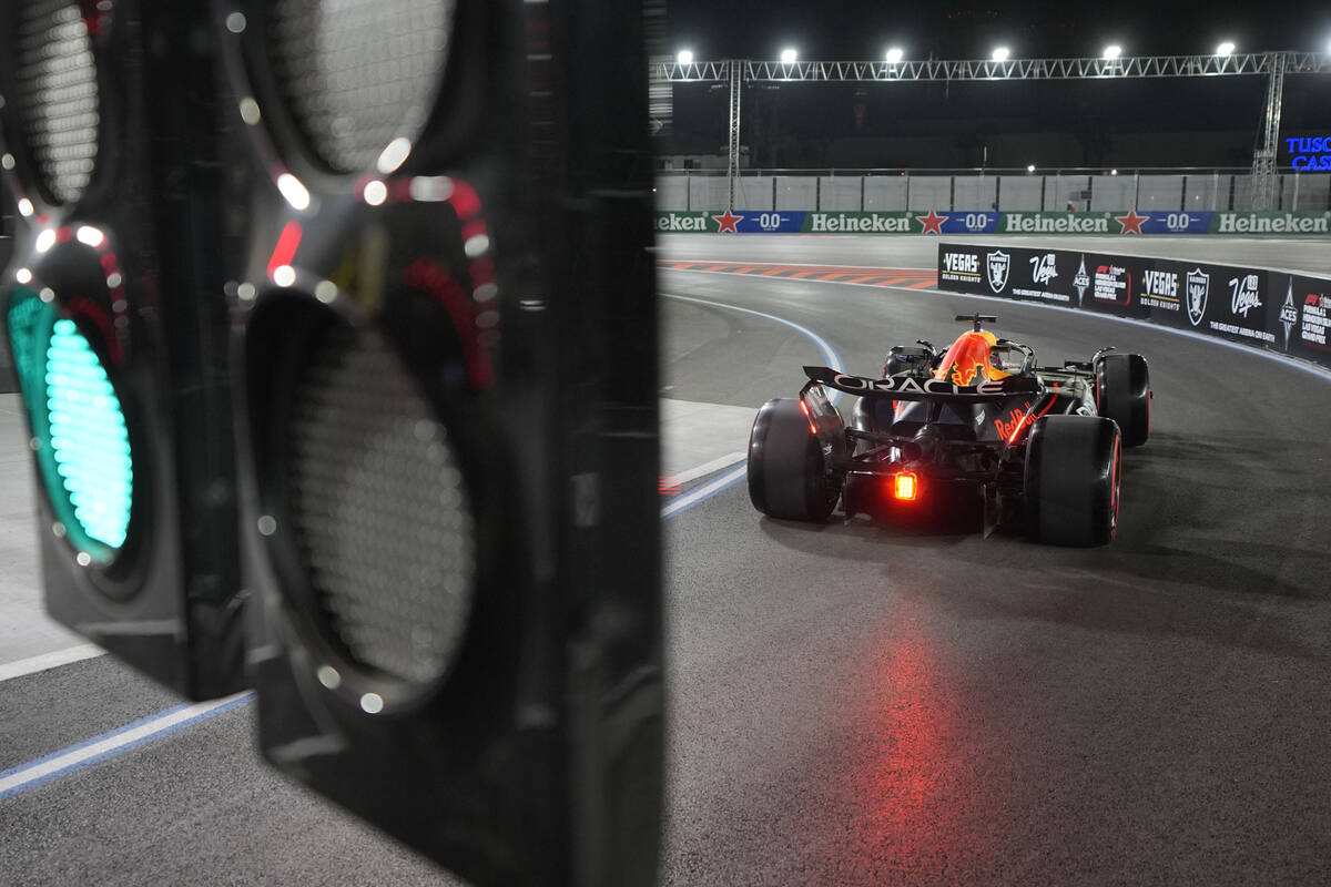 El piloto neerlandés de Red Bull, Max Verstappen, entra en boxes durante la clasificación par ...