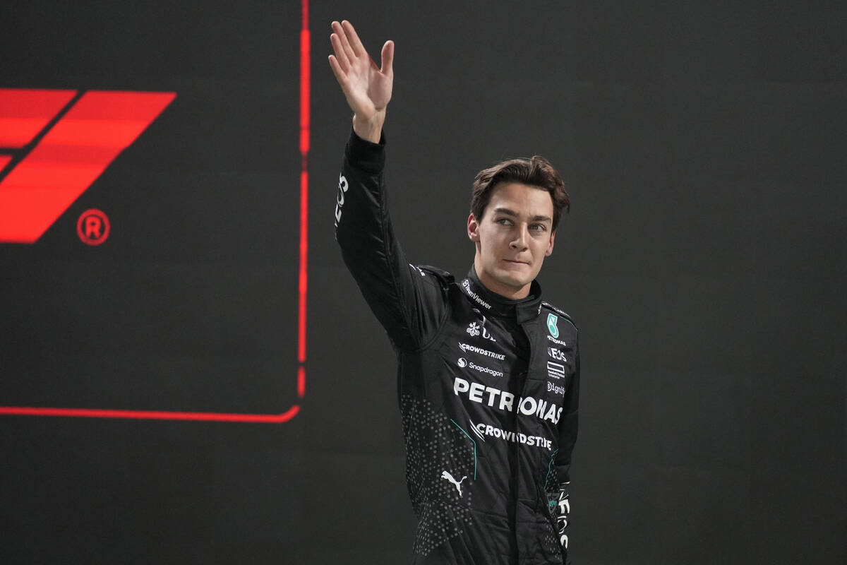 El piloto británico de Mercedes, George Russell, saluda después de ganar la pole position dur ...