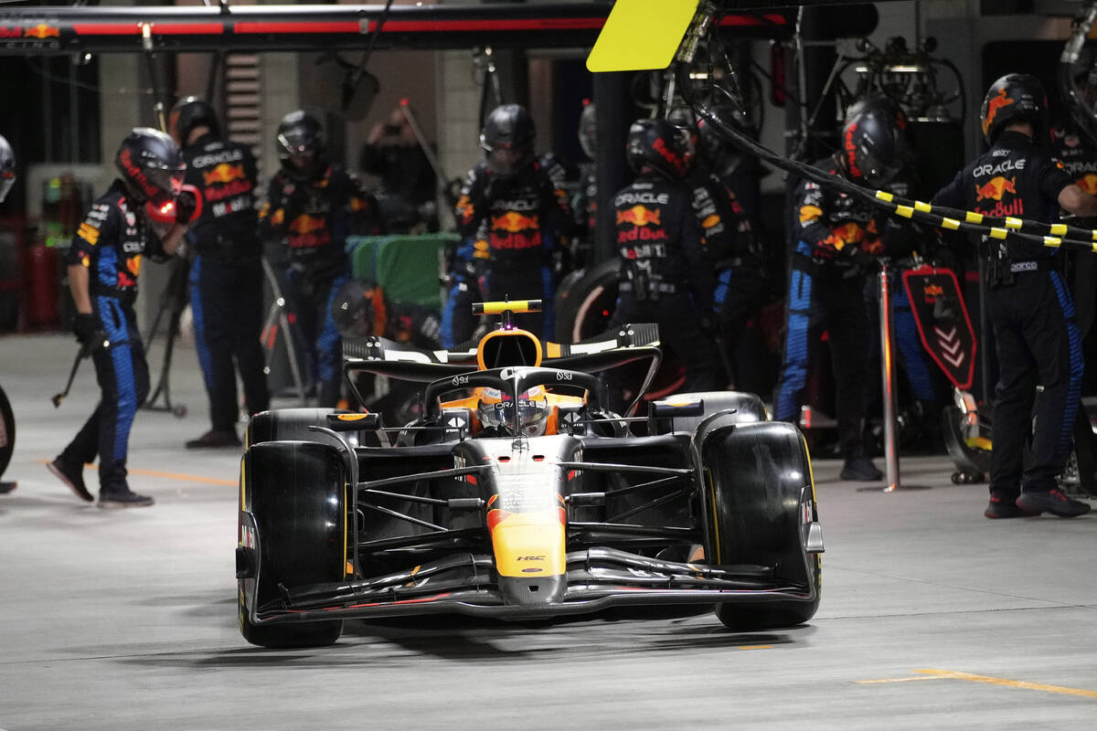 El piloto mexicano de Red Bull, Sergio Pérez, sale de una parada en boxes durante el Gran Prem ...