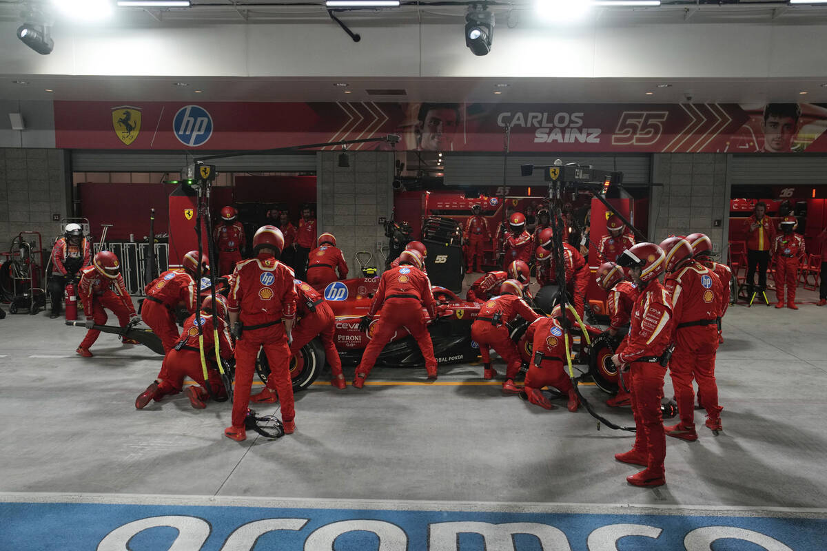 El piloto español de Ferrari, Carlos Sainz, hace una parada en boxes durante la carrera del Gr ...