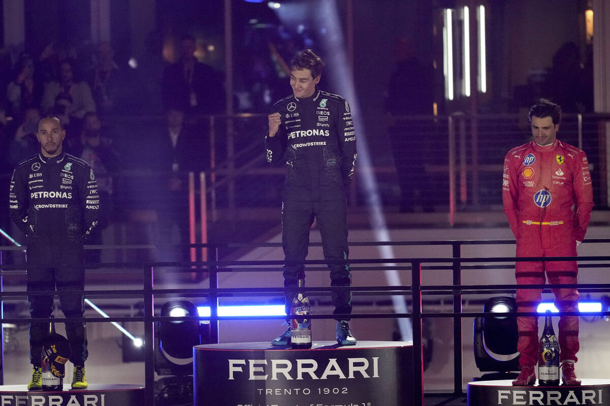 El piloto británico de Mercedes, George Russell, en el centro, celebra en el podio con el otro ...