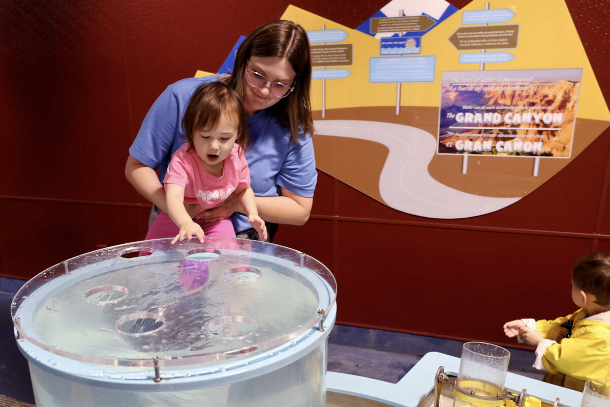 Cosette Sunwoo y su hija, Isabelle Sunwoo, de 1 año, de Great Falls, Montana, observan una pel ...