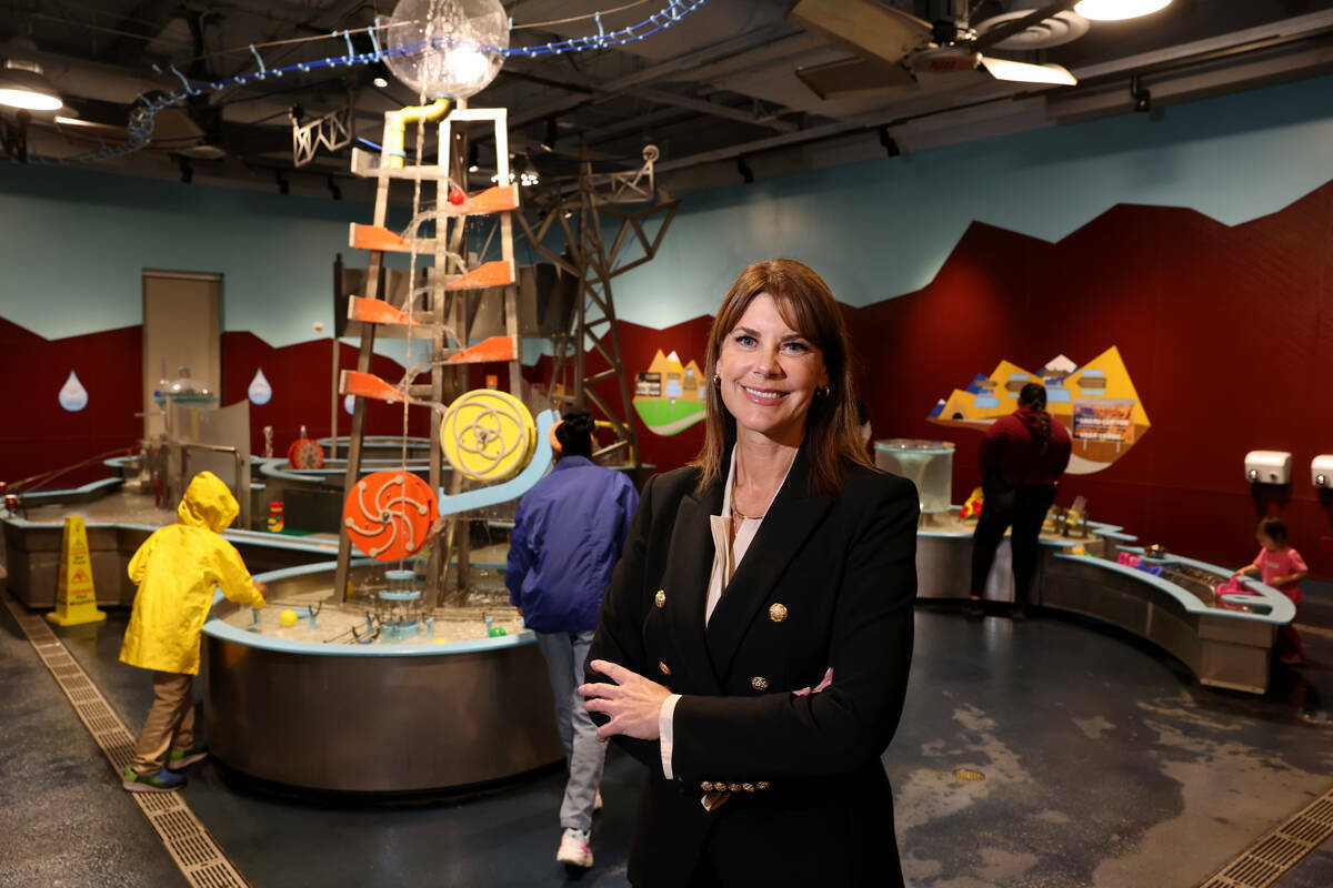 La directora ejecutiva del Discovery Children's Museum, Melissa Kaiser, posa con la exposición ...