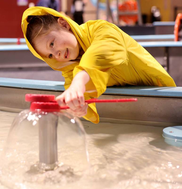 Evelyn Andrikut, de 5 años, de Reno, hace formas con agua en la exhibición ‘Mundo del Agua' ...