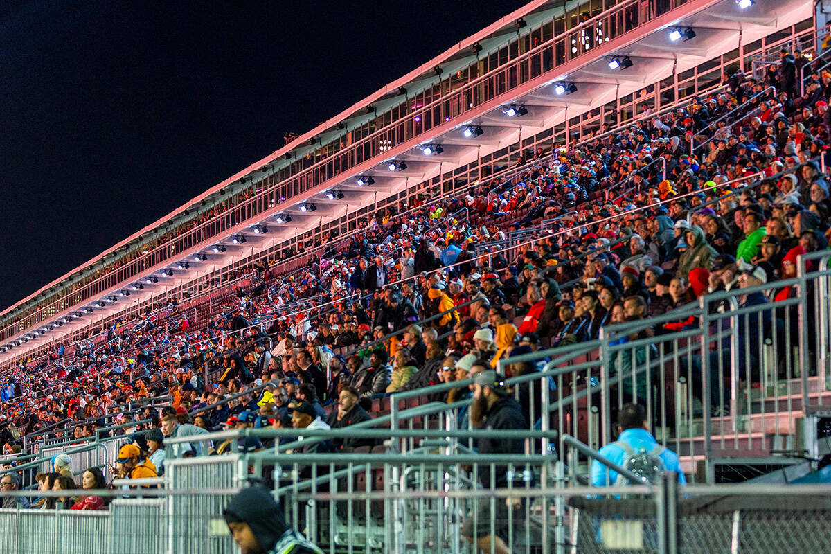 Fanáticos ven la carrera desde la tribuna principal durante la tercera ronda de práctica para ...