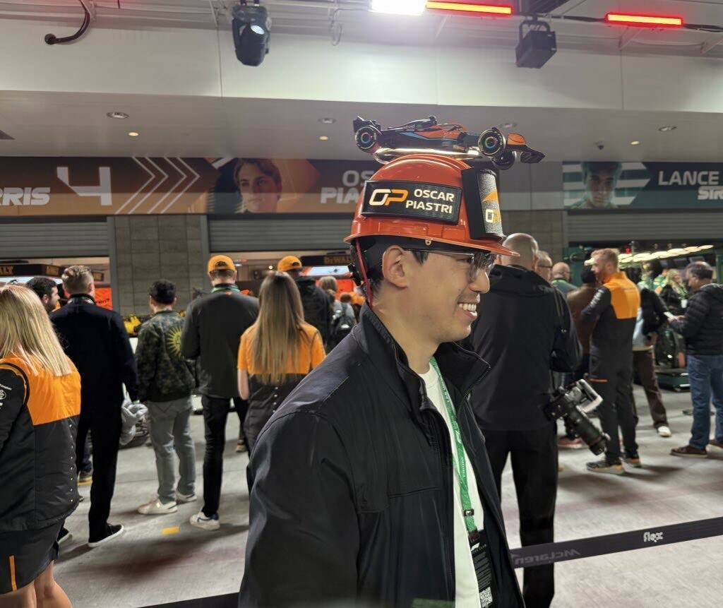 Alan Xu, de Sacramento, California, con un casco de Oscar Piastri personalizado, el viernes 22 ...