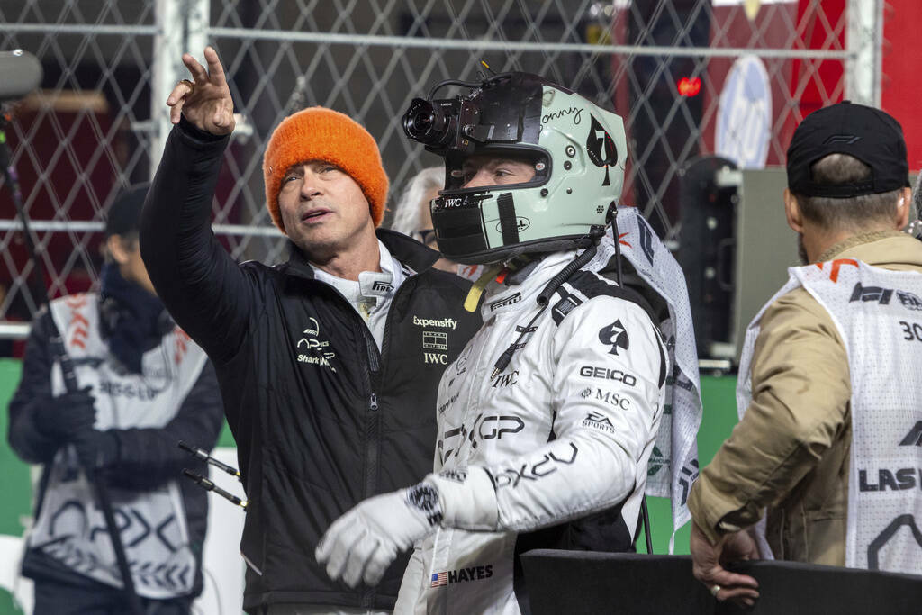 Brad Pitt en la pista de la Fórmula 1 filmando su película ‘F1’ en el día 2 del Gran Pre ...