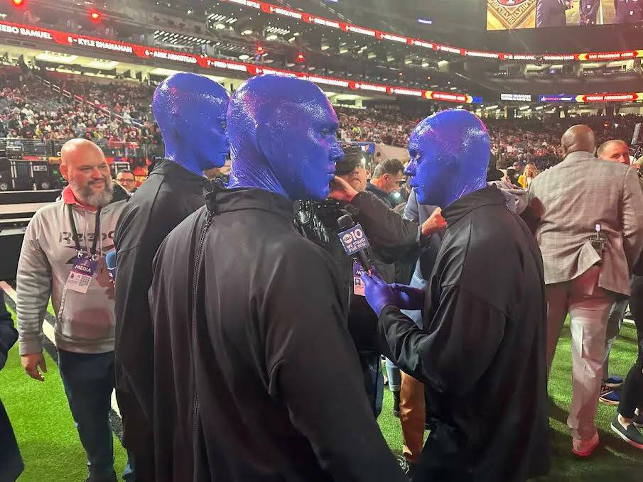 Miembros del Blue Man Group son entrevistados durante la celebración de la Noche de Apertura d ...