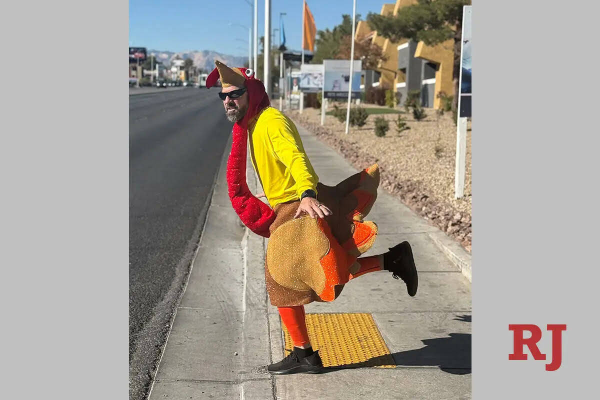 Keith Habig, policía del Distrito Escolar del Condado Clark, se prepara para caminar con peato ...