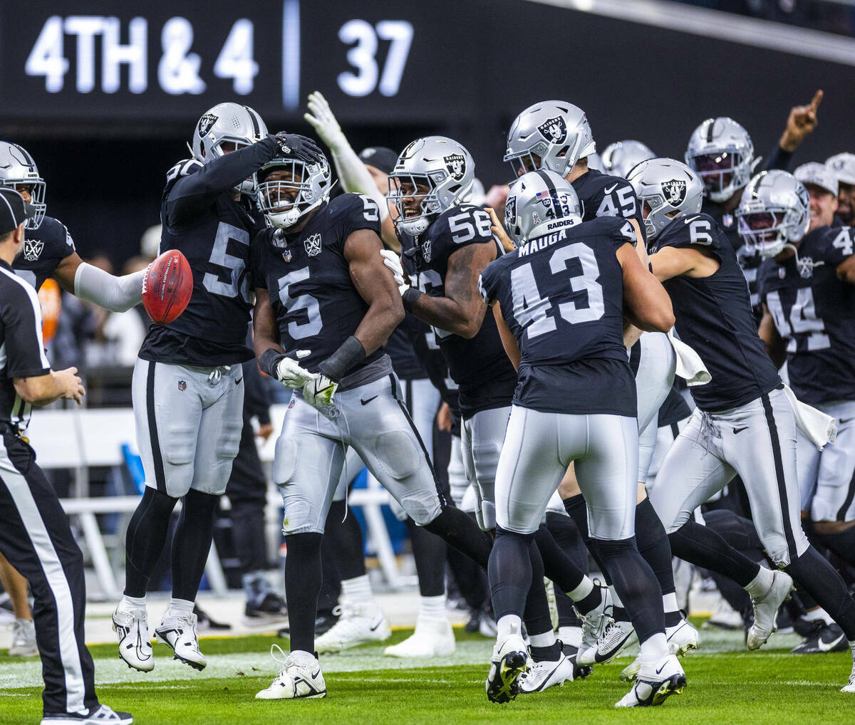 Compañeros de equipo de los Raiders celebran al linebacker Divine Deablo (5) después de un fa ...