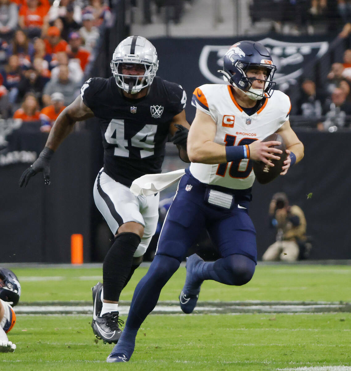 El defensive end de los Raiders K'Lavon Chaisson (44) persigue al quarterback de los Denver Bro ...