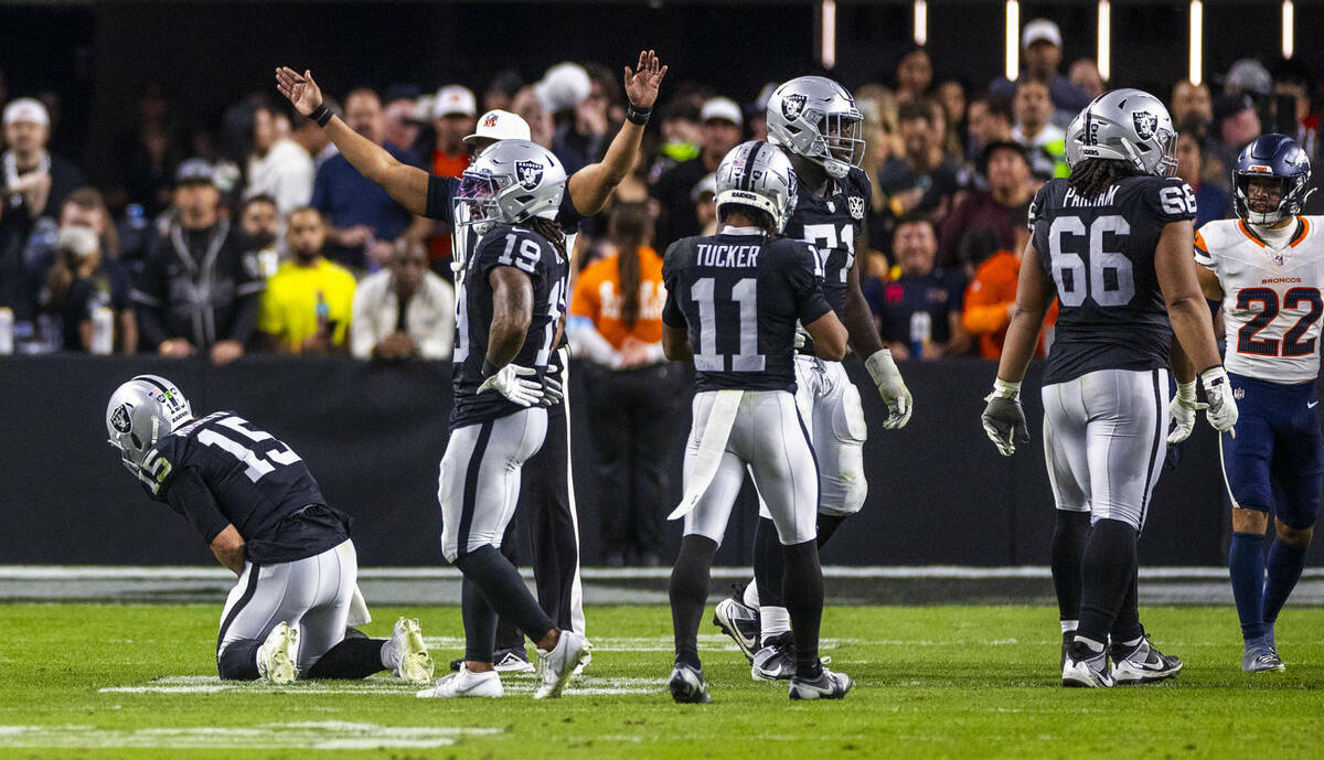 El quarterback de los Raiders Gardner Minshew (15) es derribado tras un sack con una lesión en ...