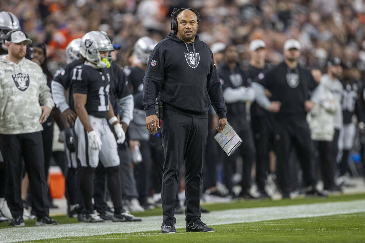 El entrenador de los Raiders, Antonio Pierce, observa una pantalla de repetición después de q ...