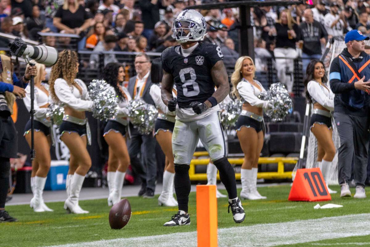 El running back de los Raiders Ameer Abdullah (8) se flexiona después de una gran jugada duran ...