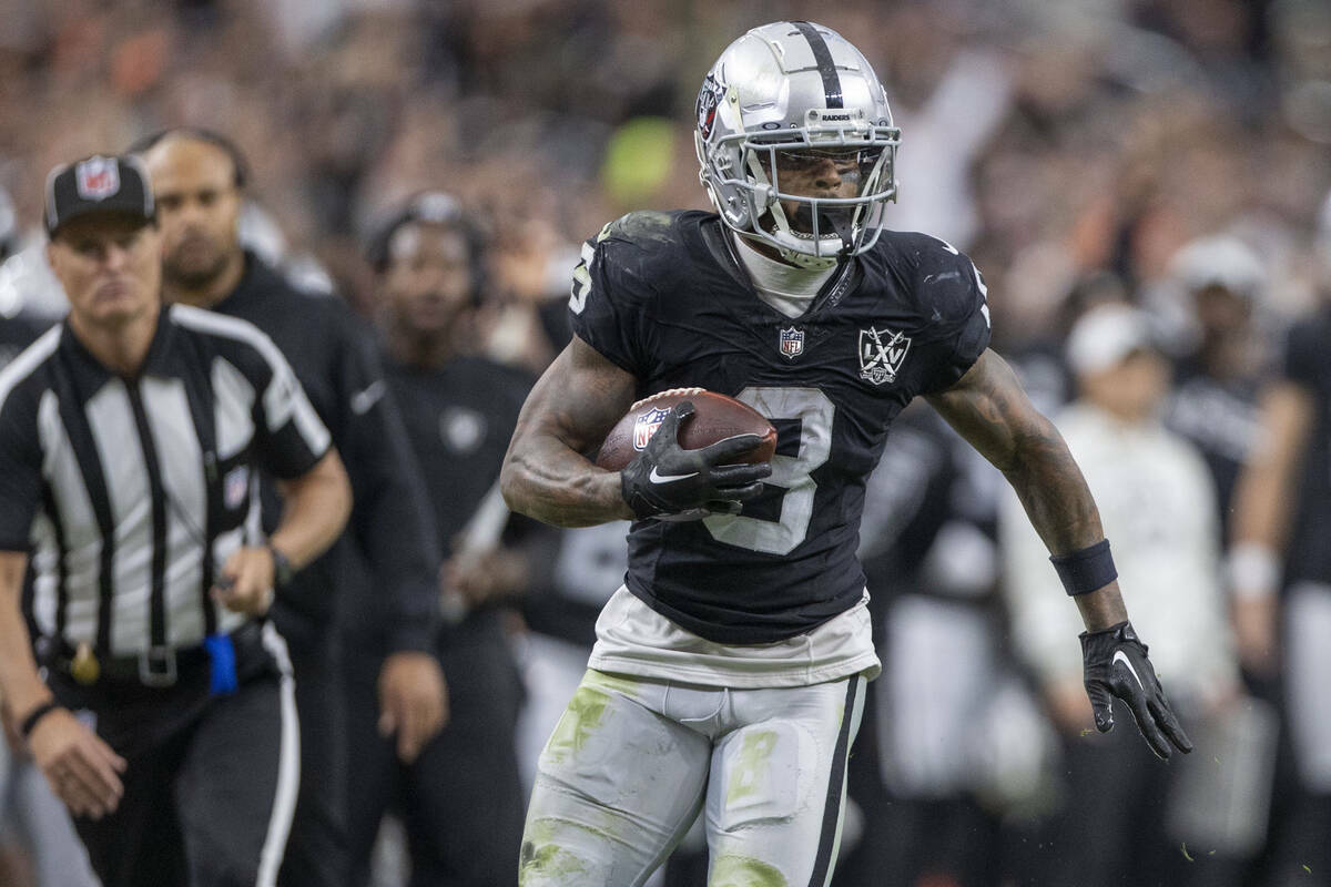 El running back de los Raiders Ameer Abdullah (8) corre con el balón durante la primera mitad ...