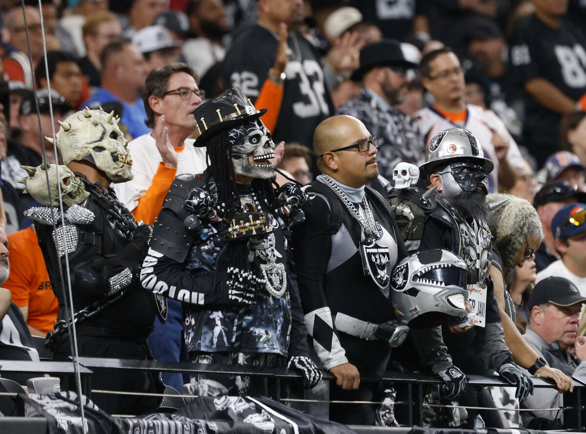 Fanáticos de los Raiders observan a su equipo durante un partido de la NFL contra los Denver B ...