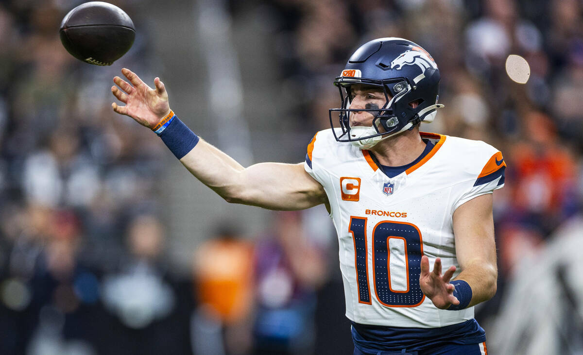 El quarterback de los Denver Broncos Bo Nix (10) realiza un pase contra los Raiders durante la ...