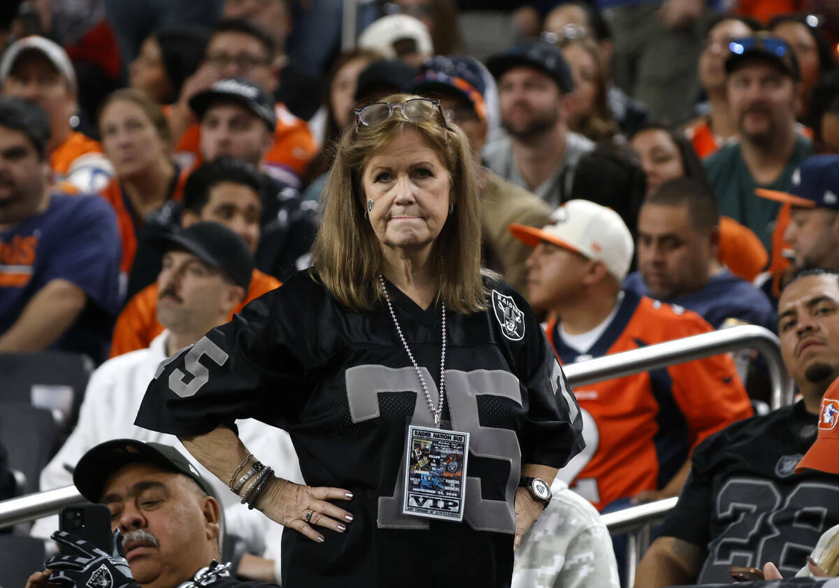 Una fan de los Raiders observa los últimos minutos de un partido de la NFL contra los Denver B ...