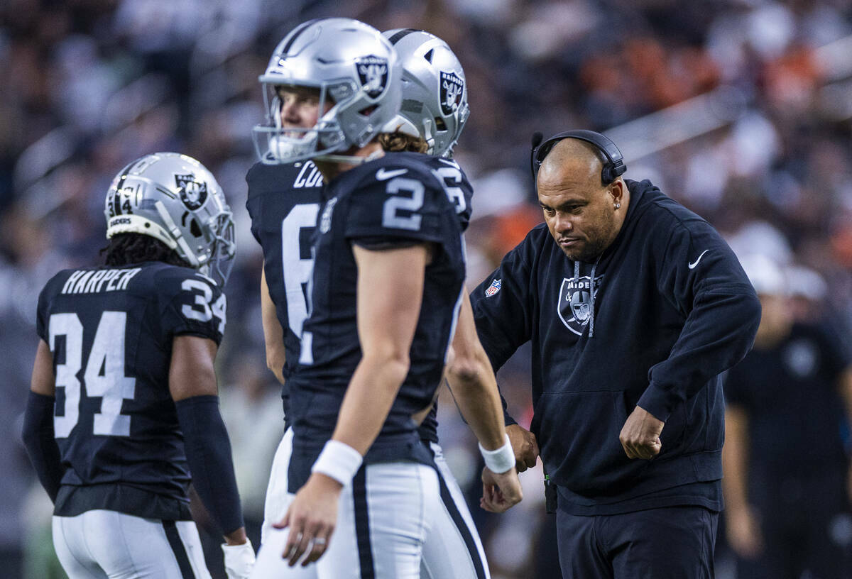 El entrenador de los Raiders, Antonio Pierce, se flexiona con el punter de los Raiders AJ Cole ...