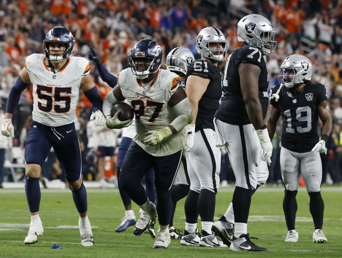 El tackle defensivo de los Denver Broncos Malcolm Roach (97) celebra tras recuperar el balón q ...