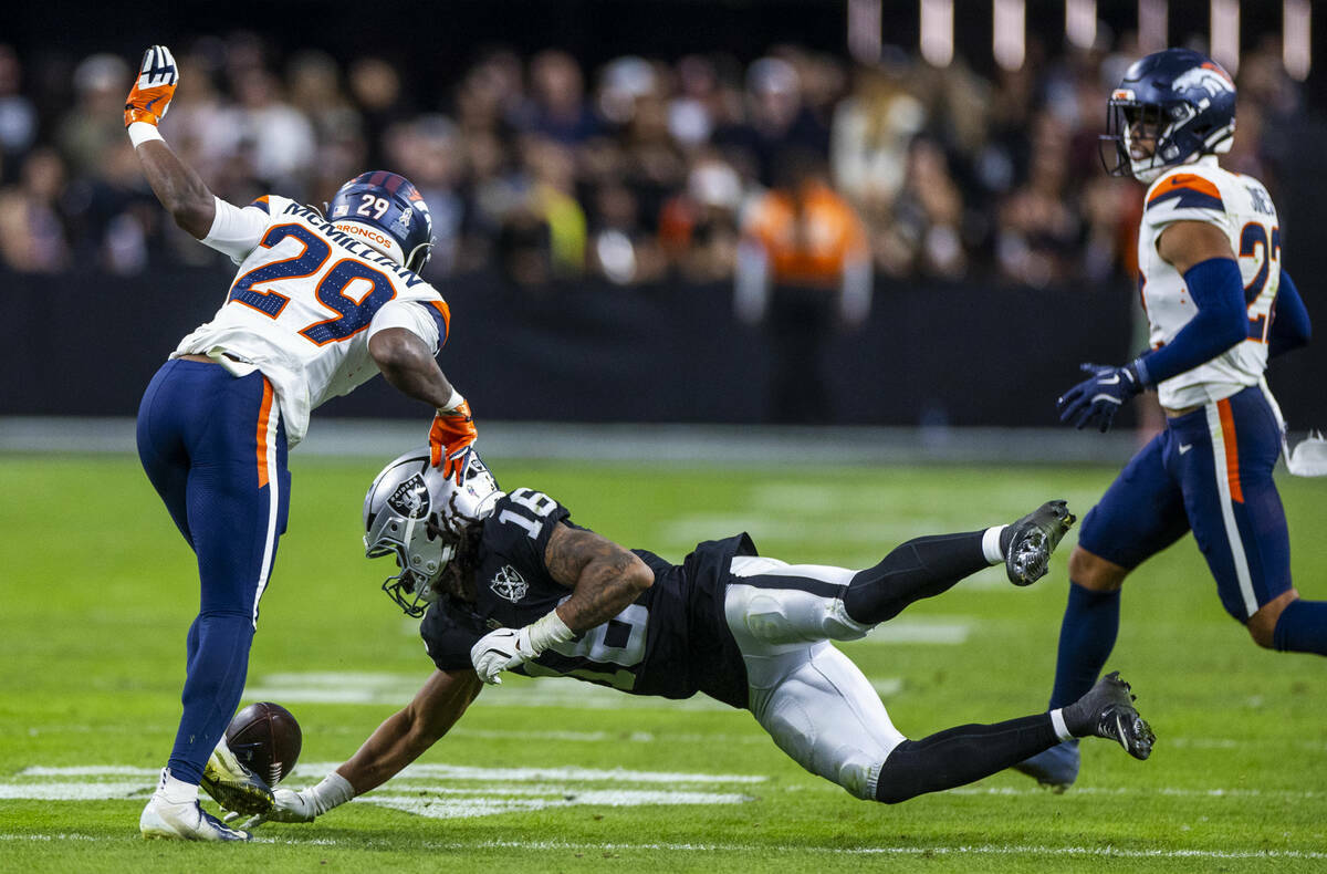 El wide receiver de los Raiders Jakobi Meyers (16) falla un pase al ver que el cornerback de lo ...