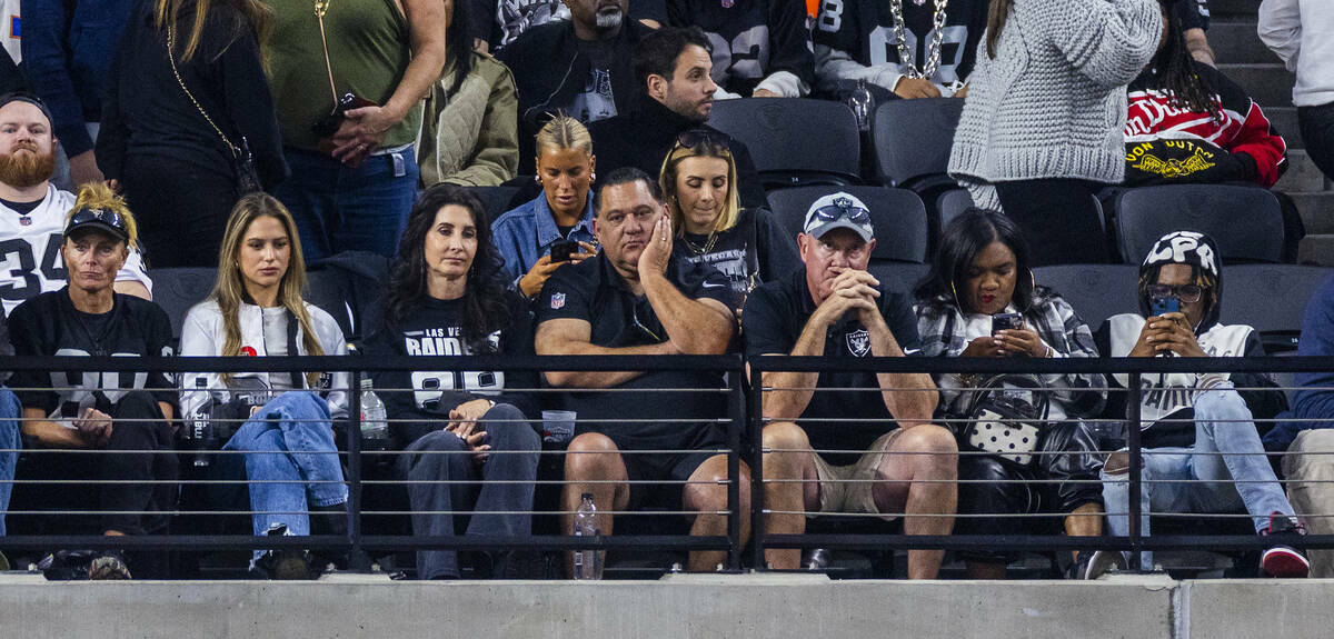 Fans de los Raiders se muestran abatidos cuando los Denver Broncos se ponen por delante en el m ...