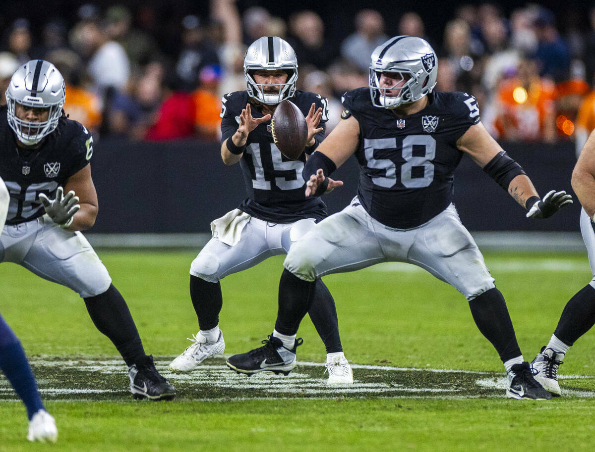 El quarterback de los Raiders Gardner Minshew (15) espera el snap contra los Denver Broncos dur ...