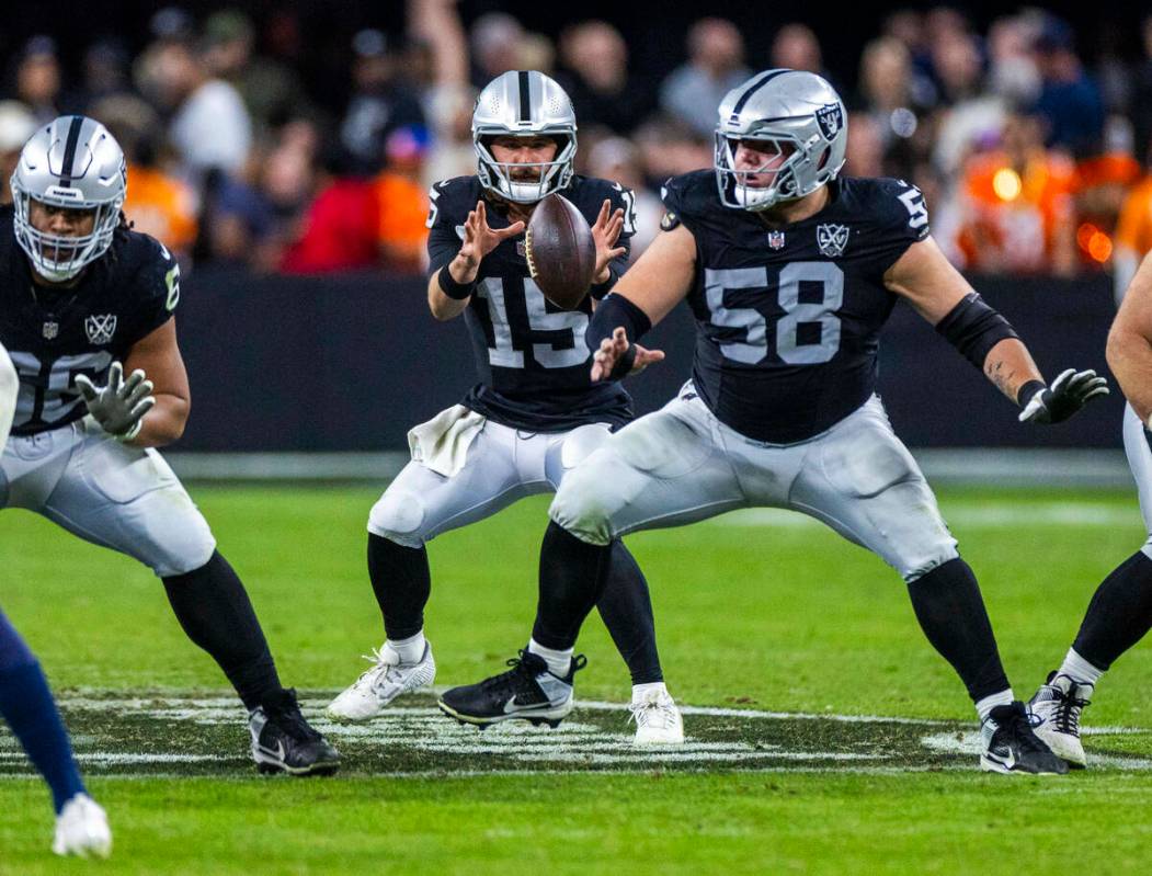 El quarterback de los Raiders Gardner Minshew (15) espera el snap contra los Denver Broncos dur ...