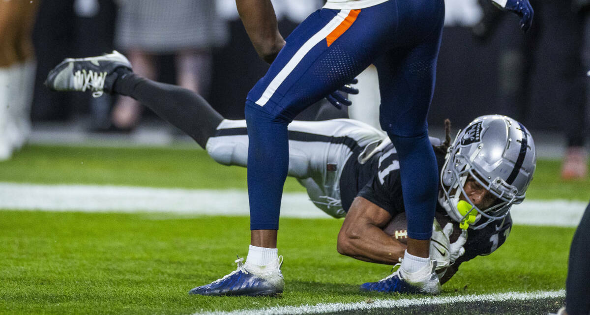 durante la segunda mitad de su partido de la NFL en el Allegiant Stadium, el domingo 24 de novi ...