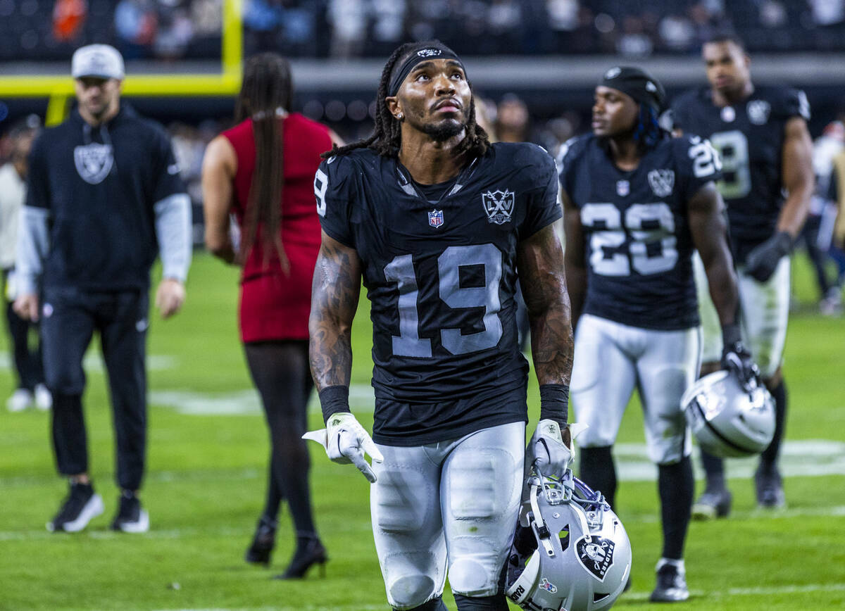 El wide receiver de los Raiders DJ Turner (19) sale del campo tras perder contra los Denver Bro ...