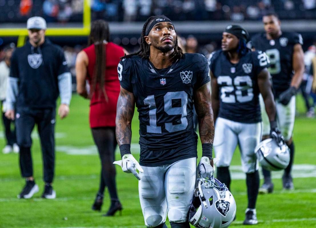 El wide receiver de los Raiders DJ Turner (19) sale del campo tras perder contra los Denver Bro ...