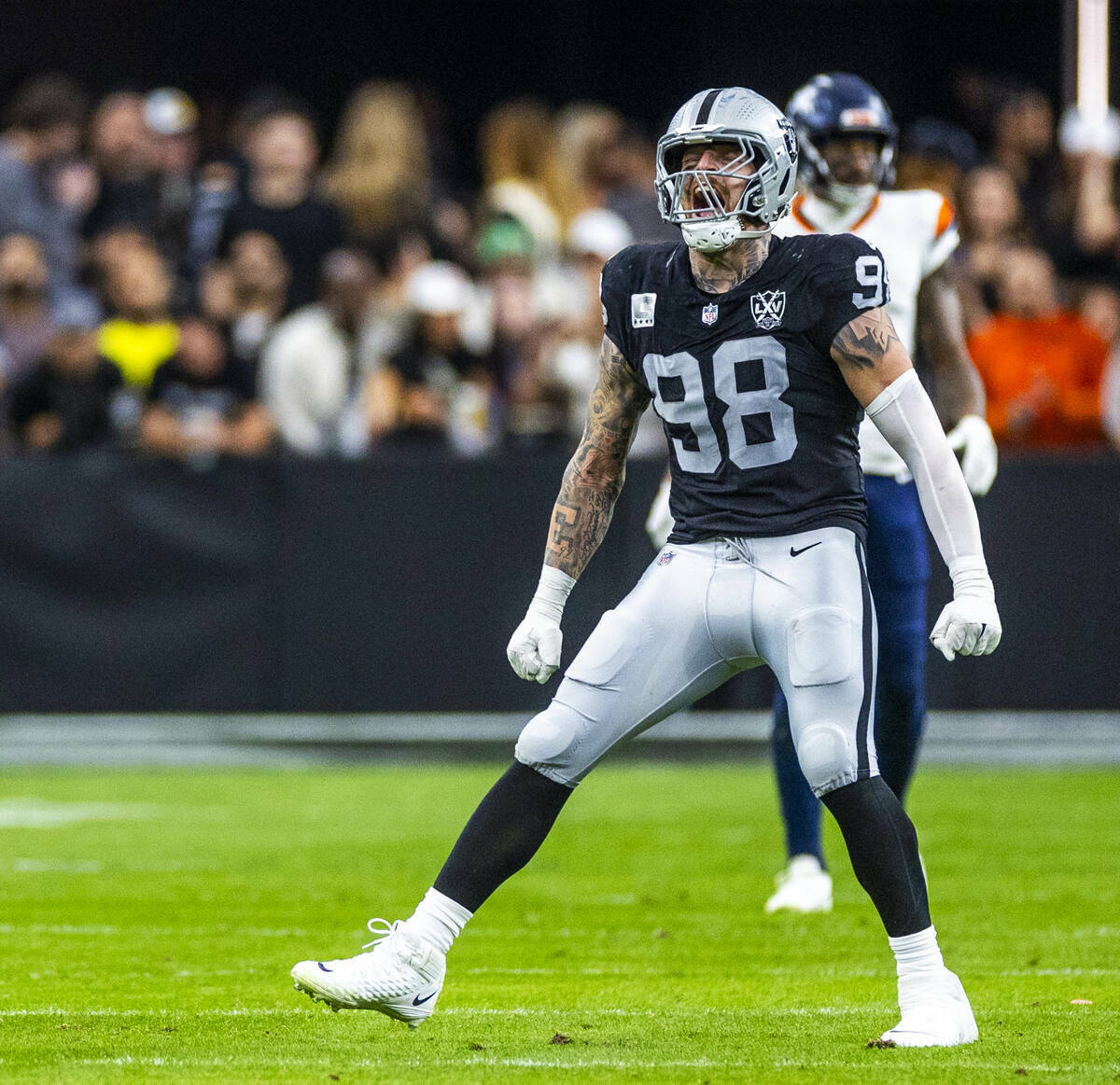 El defensive end de los Raiders Maxx Crosby (98) celebra una parada defensiva de los Denver Bro ...