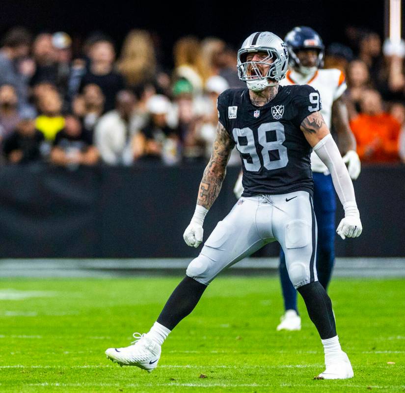 El defensive end de los Raiders Maxx Crosby (98) celebra una parada defensiva de los Denver Bro ...