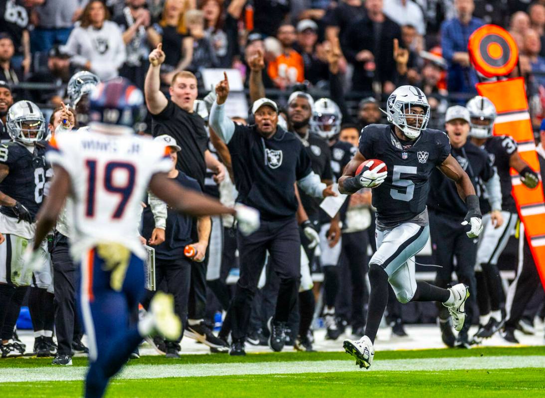 El linebacker de los Raiders Divine Deablo (5) corre por la banda después de recibir un falso ...