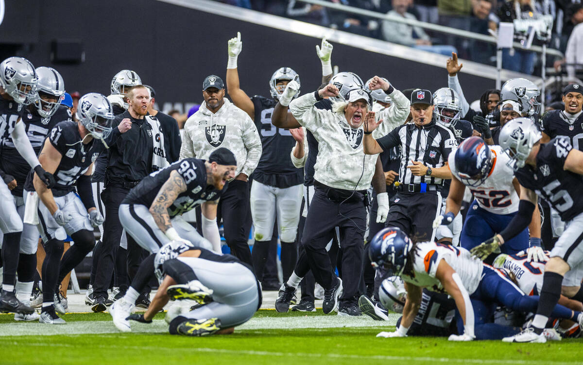 Compañeros de equipo de los Raiders celebran la tacleada del linebacker Divine Deablo (5) en l ...