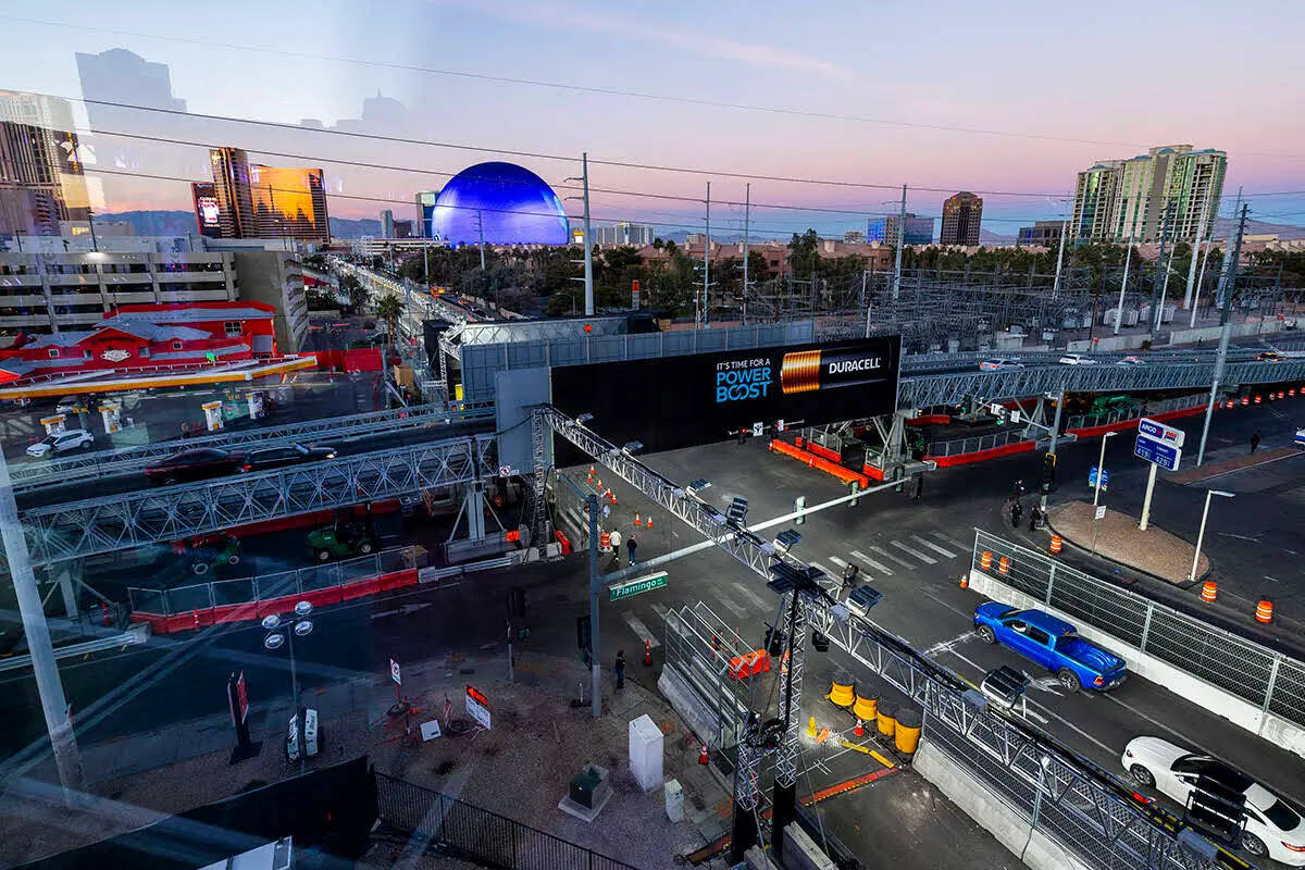 Vista hacia el norte del circuito a lo largo de Koval Lane y el puente de Flamingo Road en el c ...