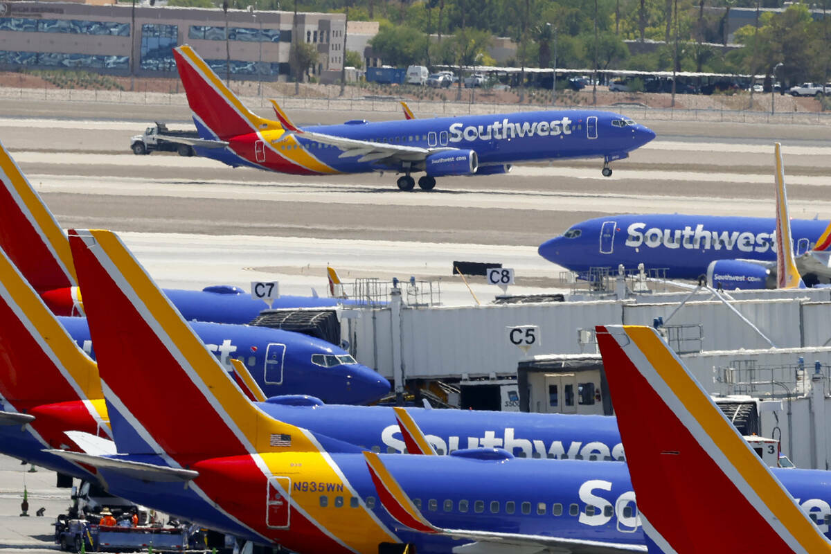 Un avión de Southwest Airlines despega del Aeropuerto Internacional Harry Reid, el jueves 25 d ...