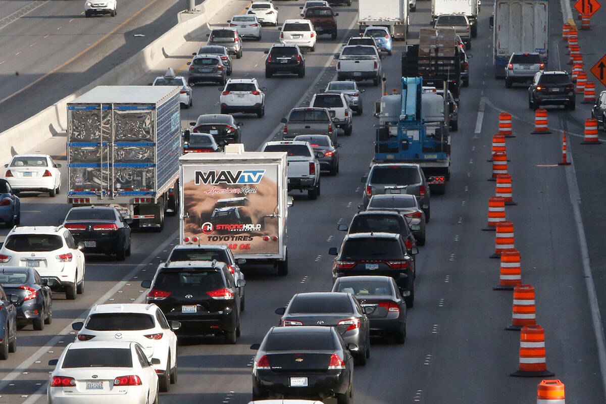 Tráfico en los carriles hacia el norte de la Interstate 15, cerca de la salida de Sahara Avenu ...