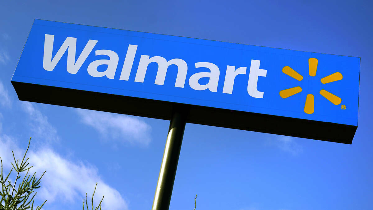 Un letrero de la tienda Walmart es visible desde Route 28 el 18 de noviembre de 2020, en Derry, ...