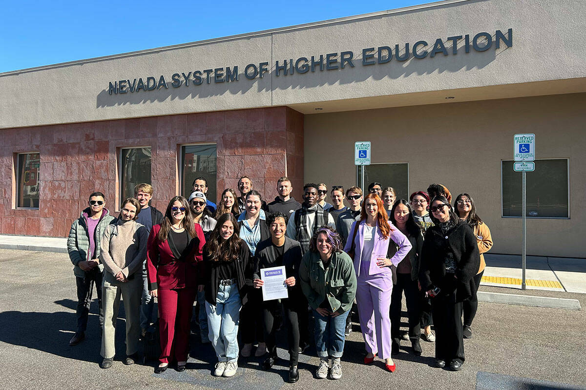 Miembros de NGSW-UAW afuera del Sistema de Educación Superior de Nevada, el 21 de noviembre. ( ...