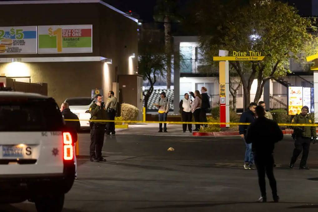 La Policía de Las Vegas investiga la escena de un homicidio dentro de un McDonald’s en Parad ...