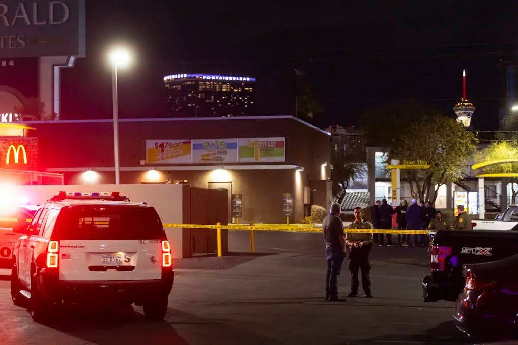 La policía de Las Vegas investiga la escena de un homicidio dentro de un McDonald’s en Parad ...